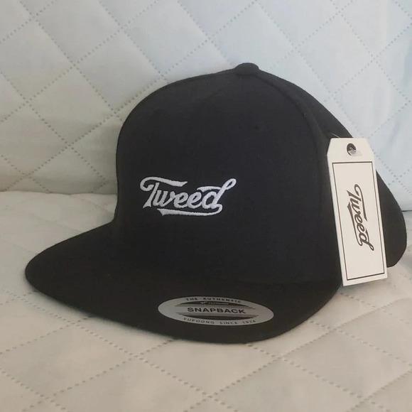 NWT  Tweed Brand Yupoong Mens Snapback Hat Black - Picture 1 of 7